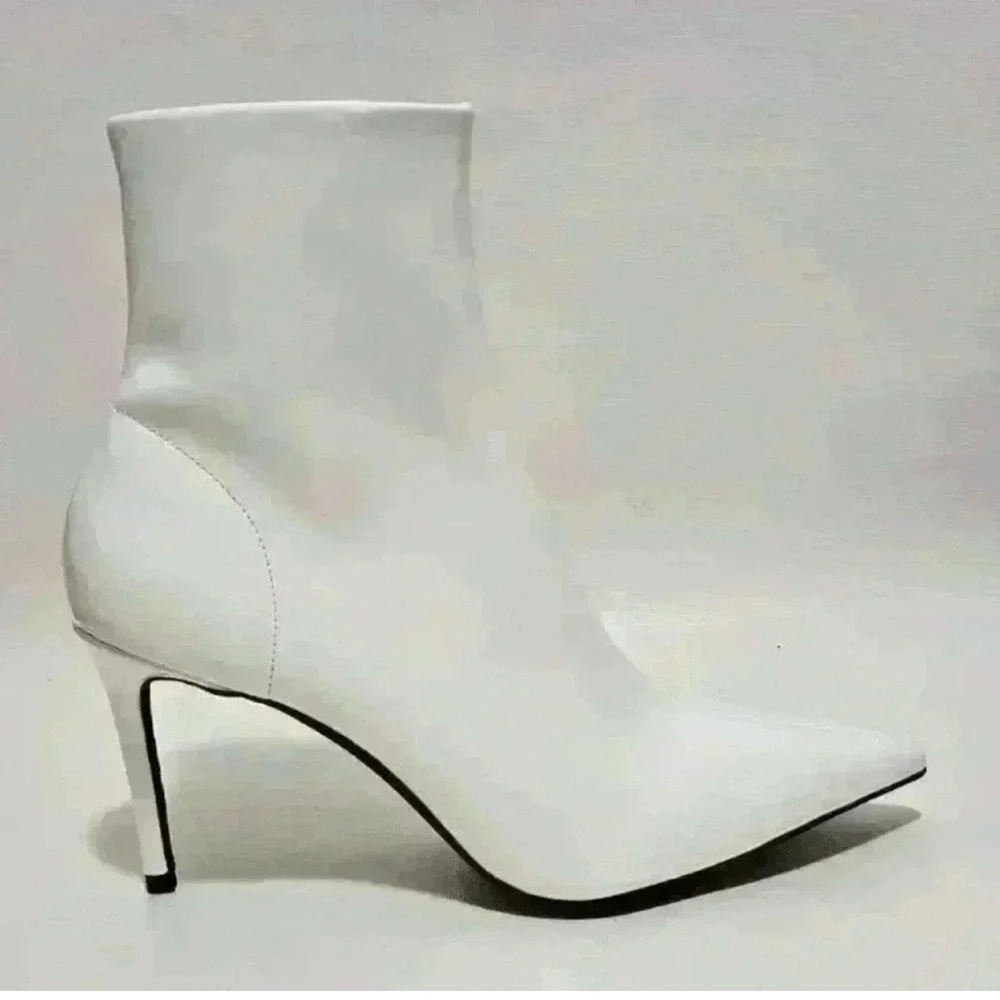 Jeffrey Campbell white leather ankle boot. Size 8.5